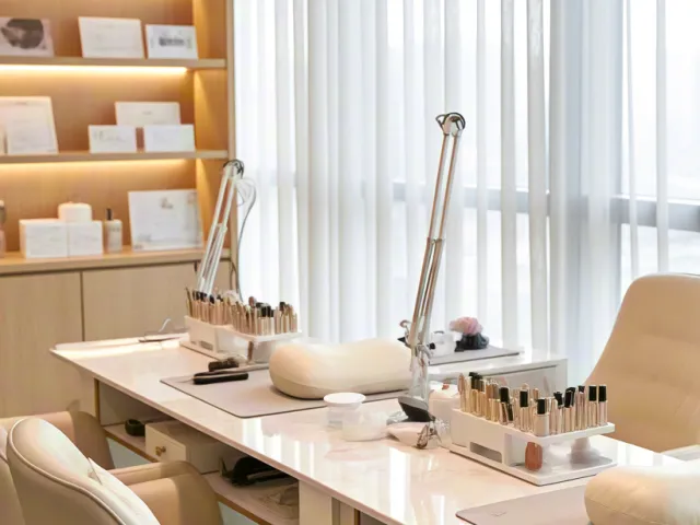 Clean modern beauty salon interior design